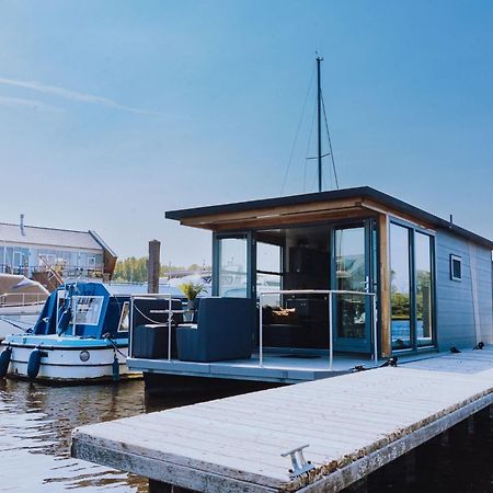 Modern Houseboat With Air Conditioning Located In Marina Uitgeest Buitenkant foto