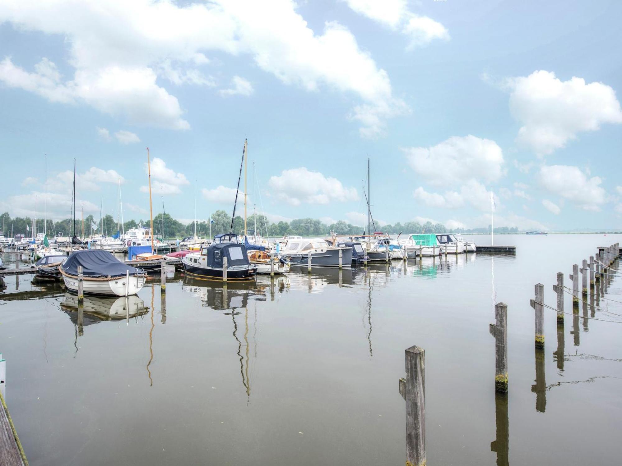 Modern Houseboat With Air Conditioning Located In Marina Uitgeest Buitenkant foto