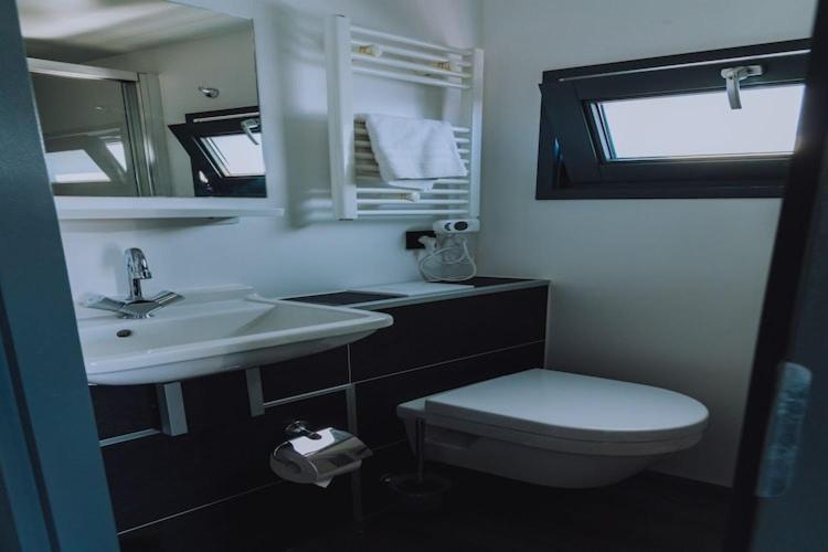 Modern Houseboat With Air Conditioning Located In Marina Uitgeest Buitenkant foto
