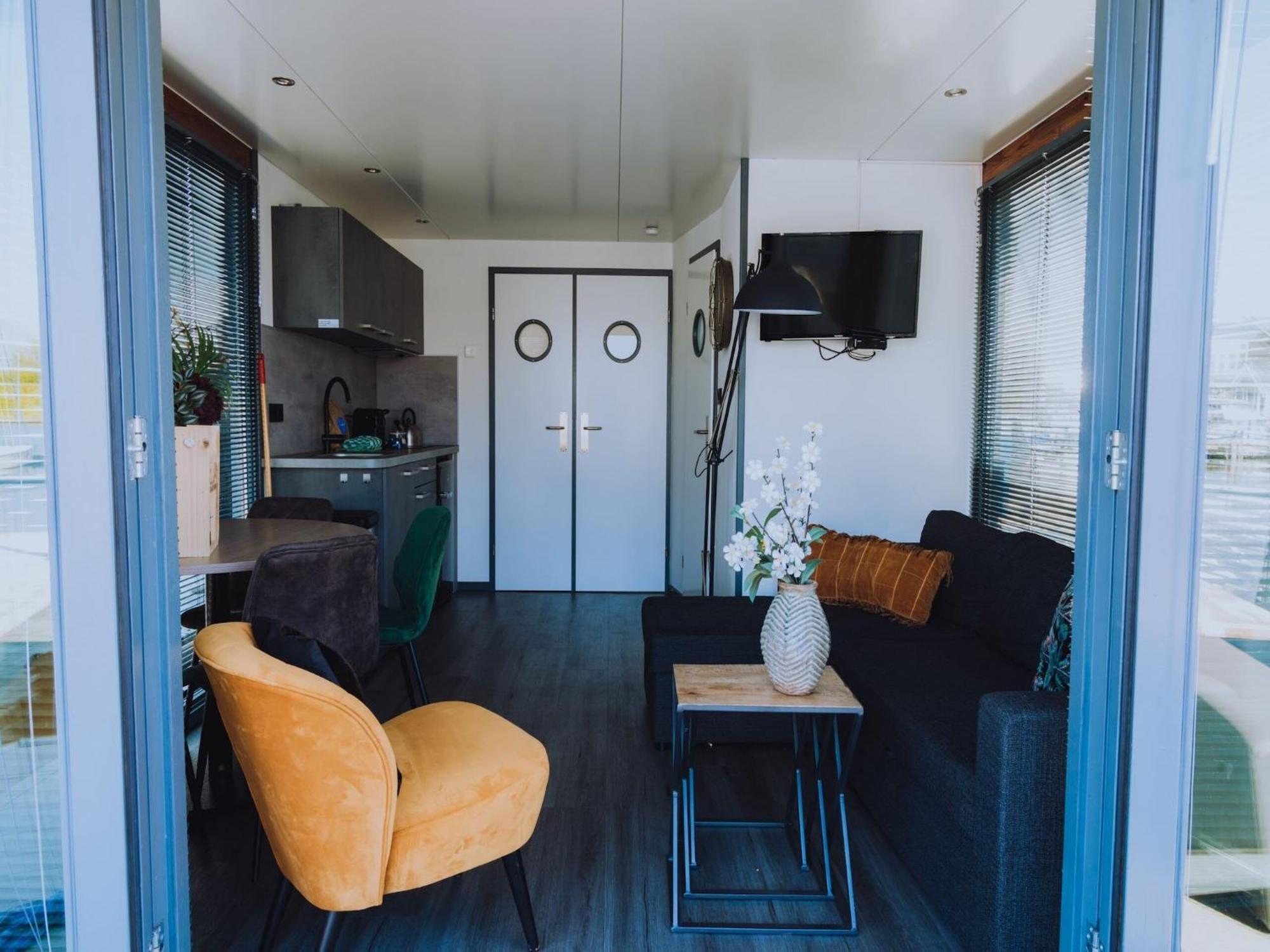 Modern Houseboat With Air Conditioning Located In Marina Uitgeest Buitenkant foto