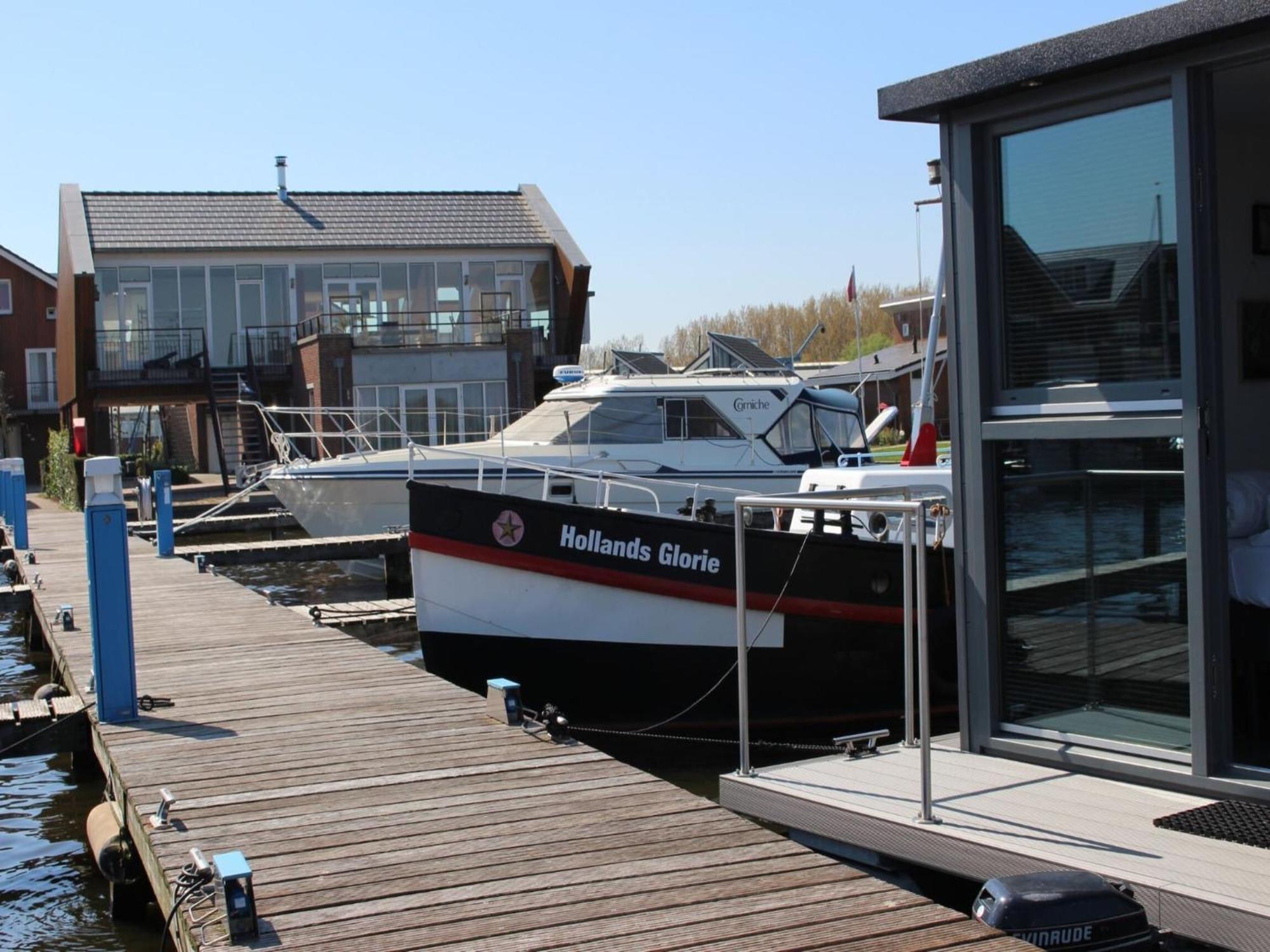 Modern Houseboat With Air Conditioning Located In Marina Uitgeest Buitenkant foto