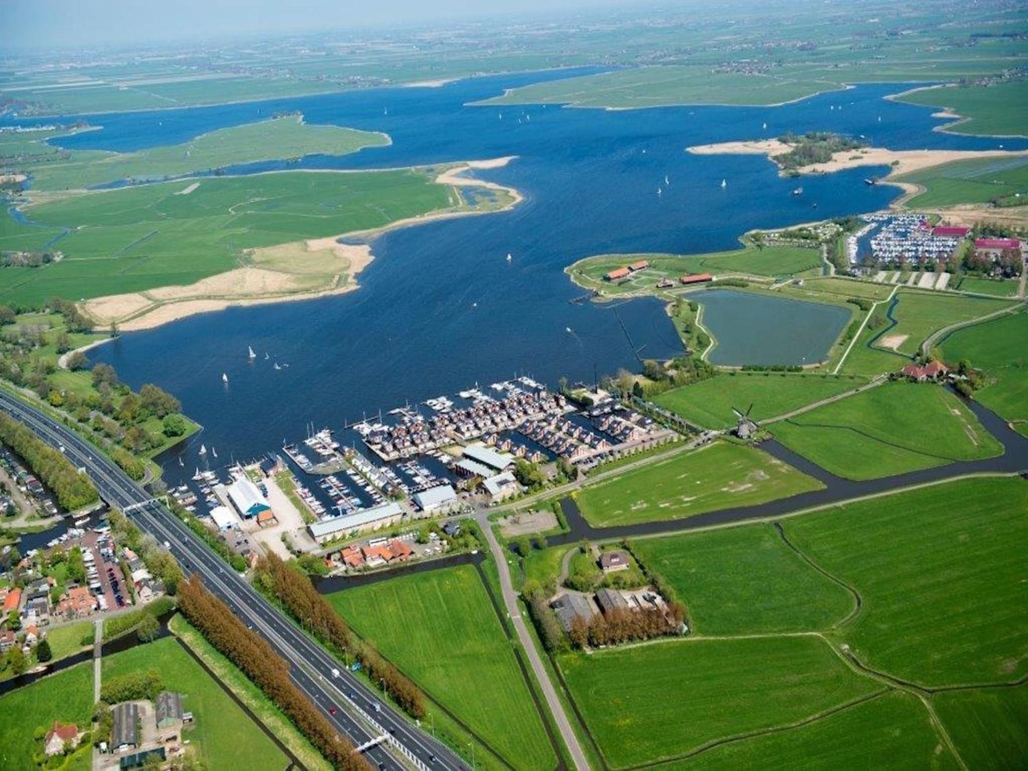 Modern Houseboat With Air Conditioning Located In Marina Uitgeest Buitenkant foto